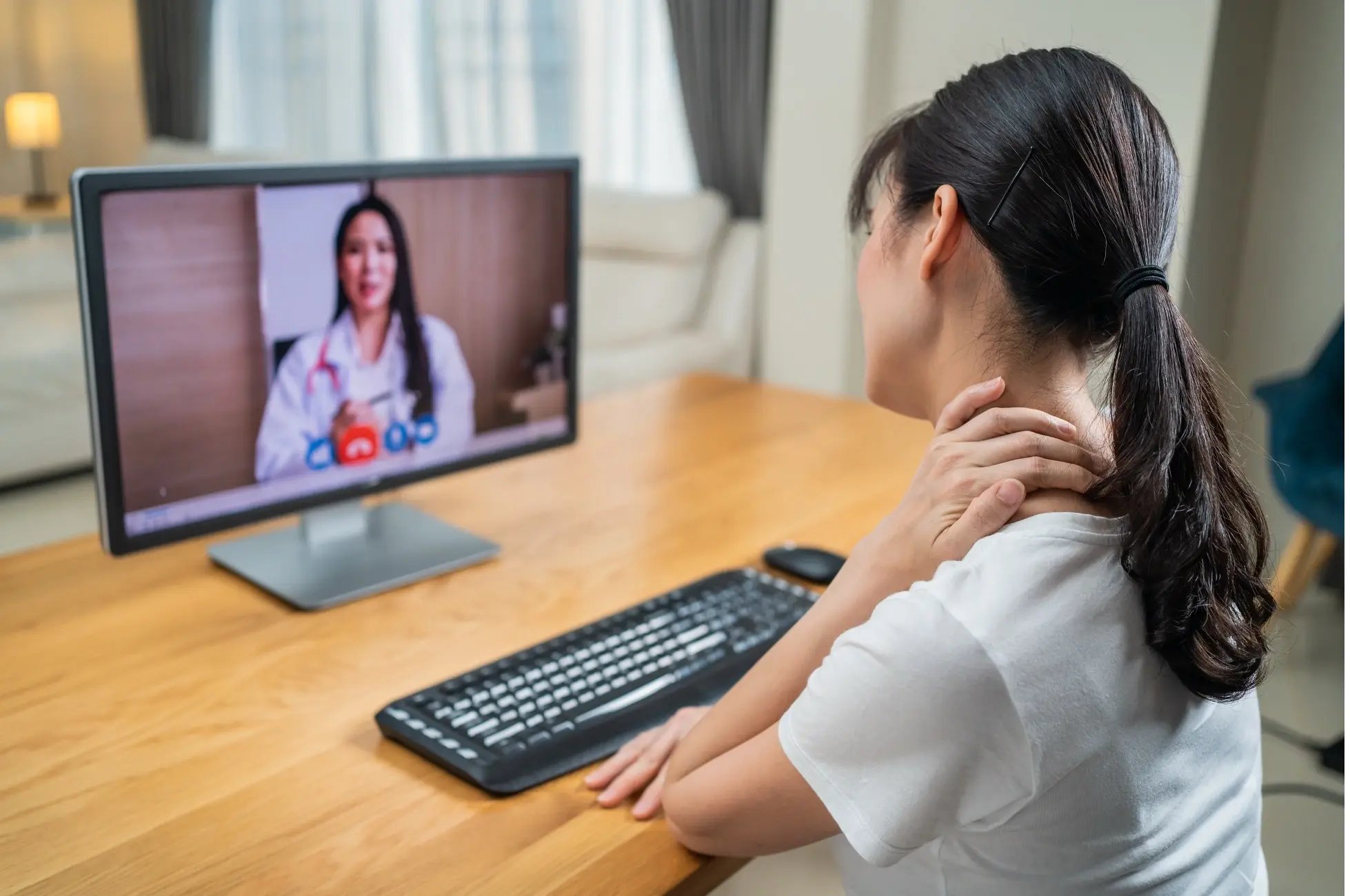 Women-holding-her-neck